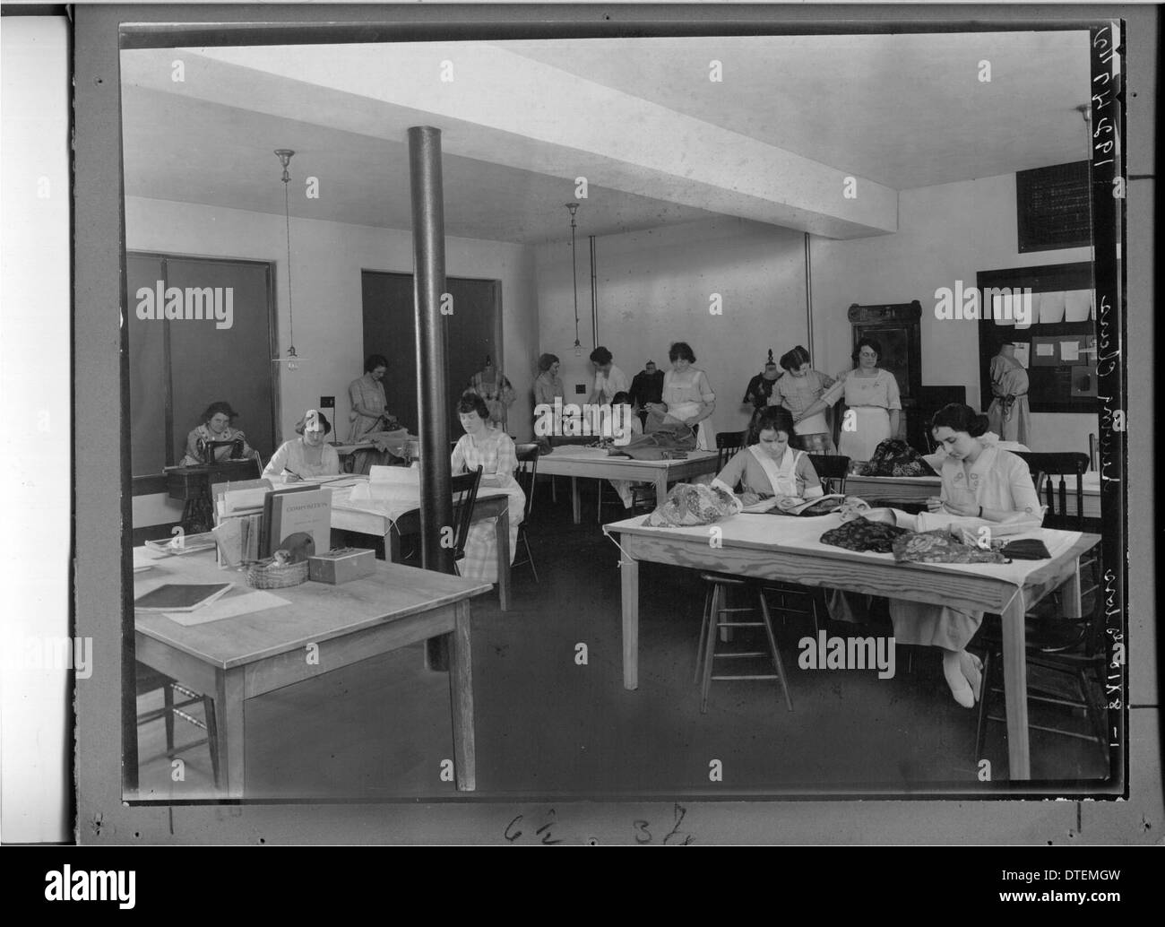 Sewing class in West Cottage at Oxford College 1920 Stock Photo Alamy