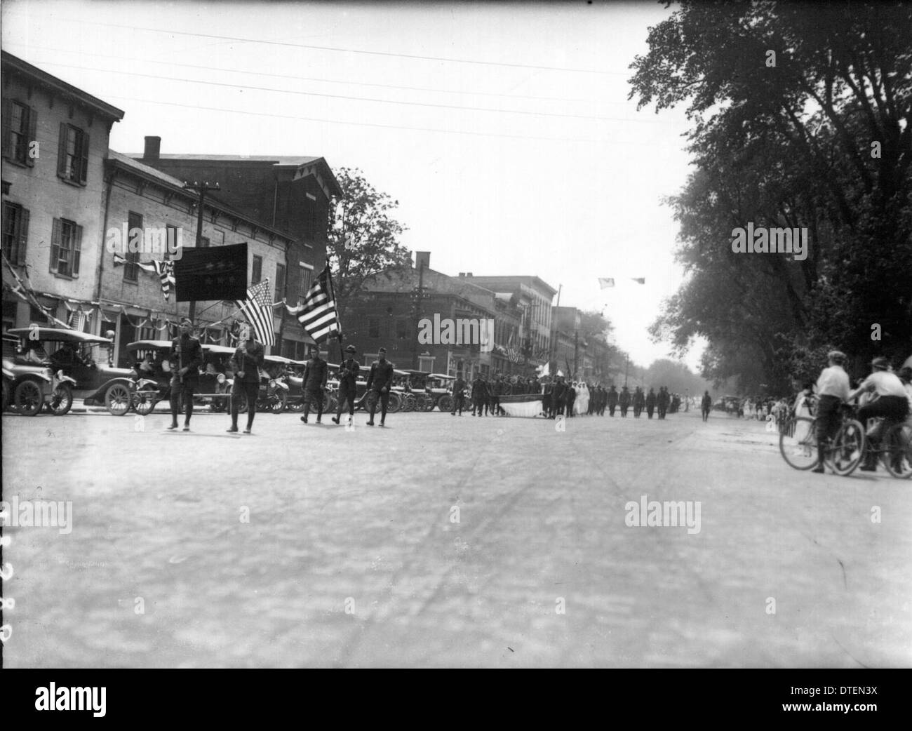 Military men carrying flags in Oxford Parade 1919 Stock Photo