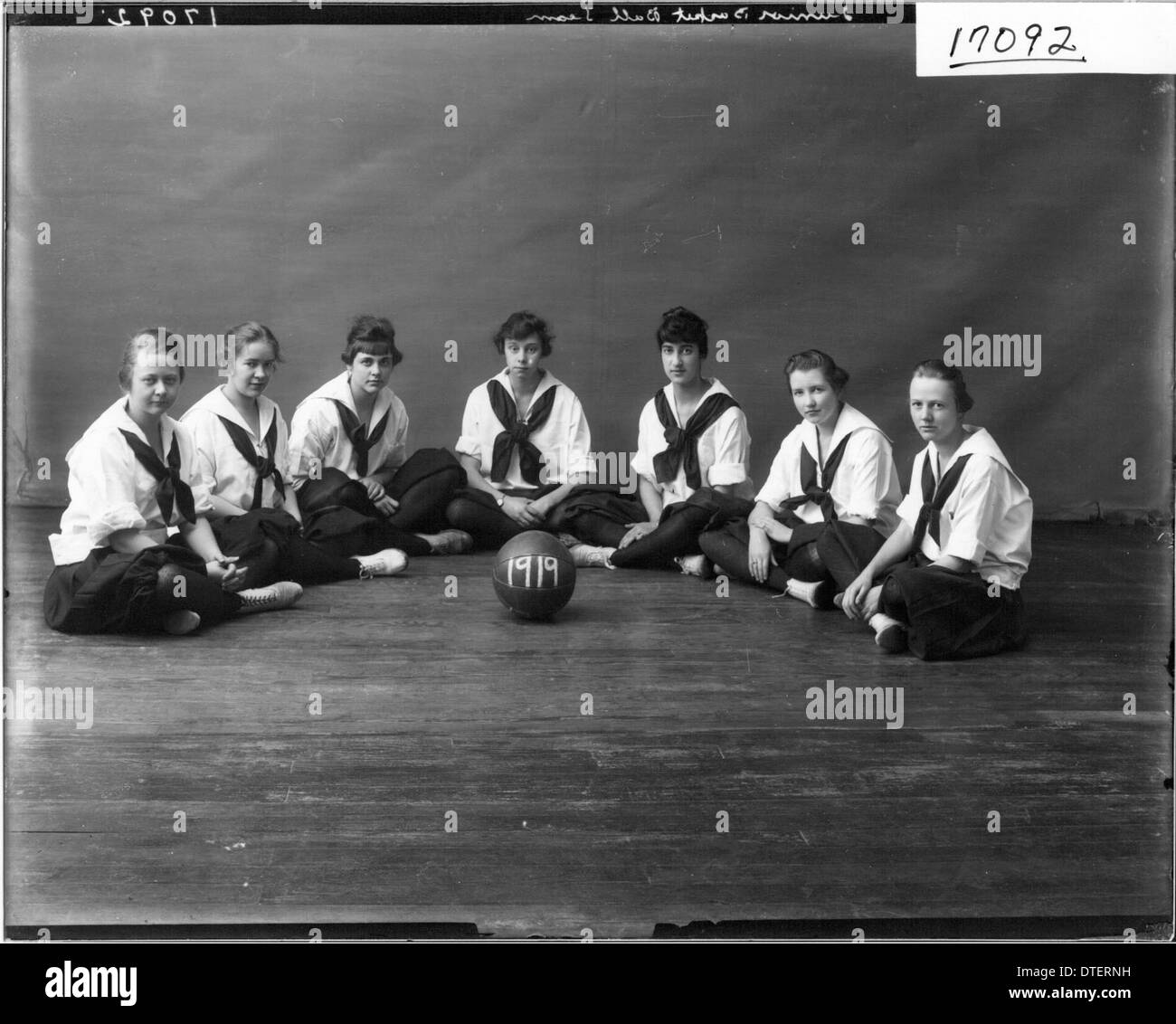 Western College basketball juniors 1917 Stock Photo