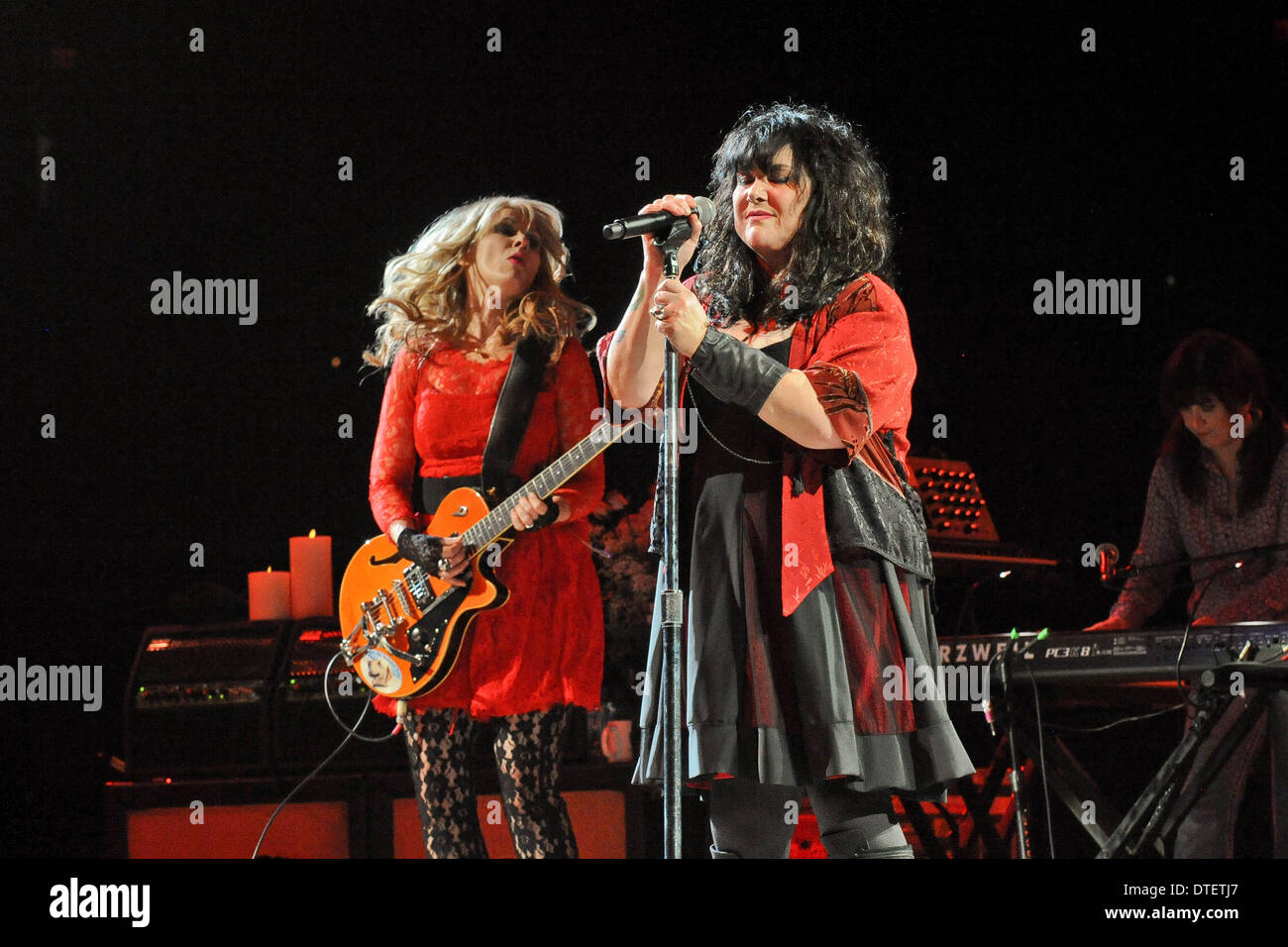 Texas, USA. 14th Feb, 2014. Musicians Nancy Wilson (L) and Ann Wilson of Heart perform in concert as part of the San Antonio Stock Show & Rodeo at the AT&T Center on February 14, 2014 in San Antonio, Texas - USA © Manuel Nauta/NurPhoto/ZUMAPRESS.com/Alamy Live News Stock Photo