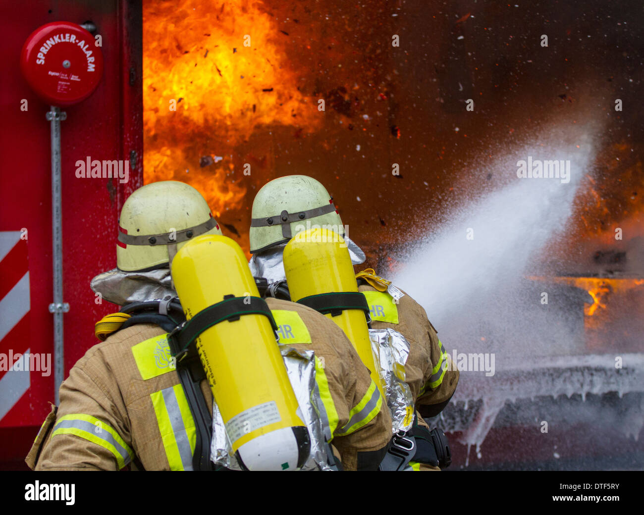 Berlin, Germany, fire in Loesch attack on a Branduebungscontainer Stock Photo