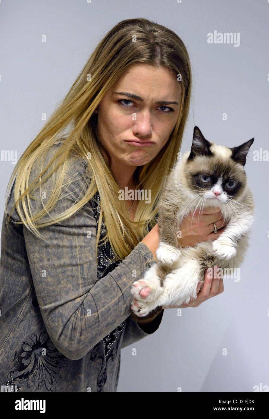 New York Ny Usa 17th Feb 2014 Grumpy Cat Aka Tardar Sauce With Owner Tabatha Bundesen At