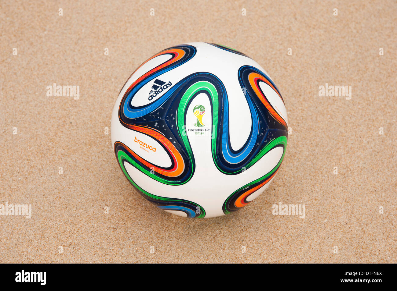 Brazuca (Replikat), offizieller Matchball der FIFA Fussball Weltmeisterschaft 2014 in Brasilien im Sand Stock Photo