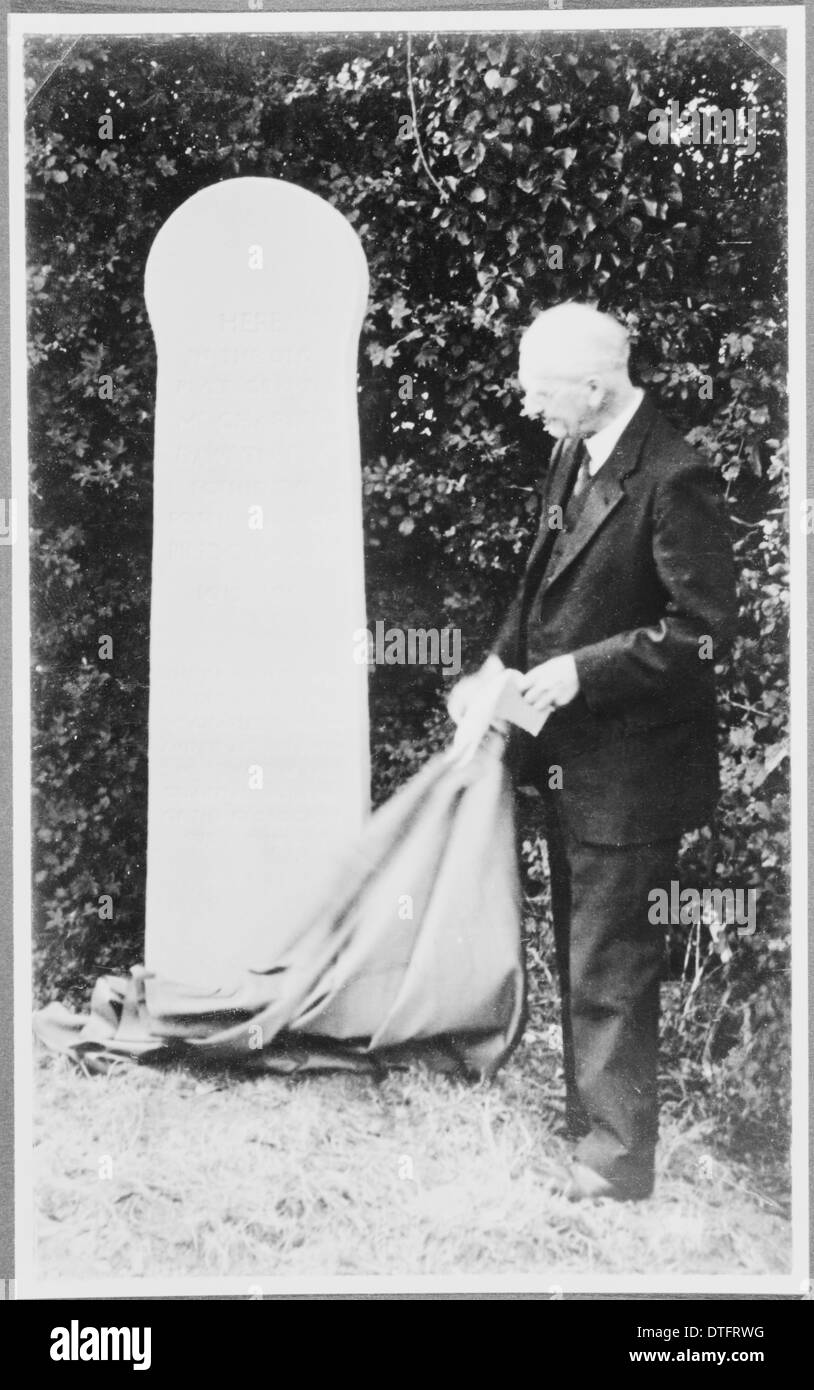 Sir Arthur Keith at the Piltdown memorial Stock Photo