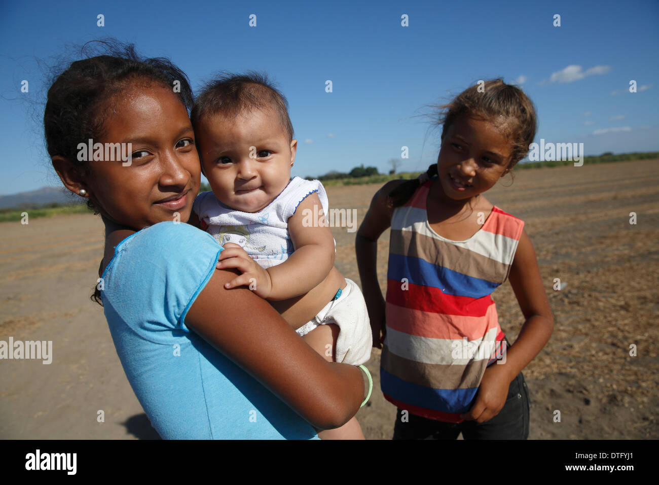 Girls posing field, El Tanque Nicaragua Stock Photo - Alamy