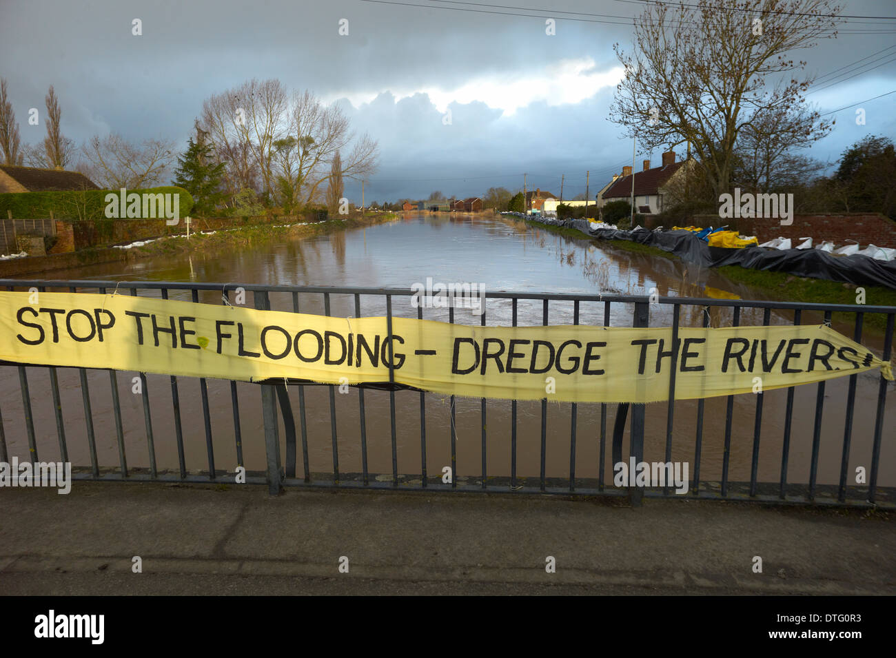 locals put banner on bridge over river parrot calling for it to be dredge to prevent flooding at Burrowbridge somerset levels. Stock Photo