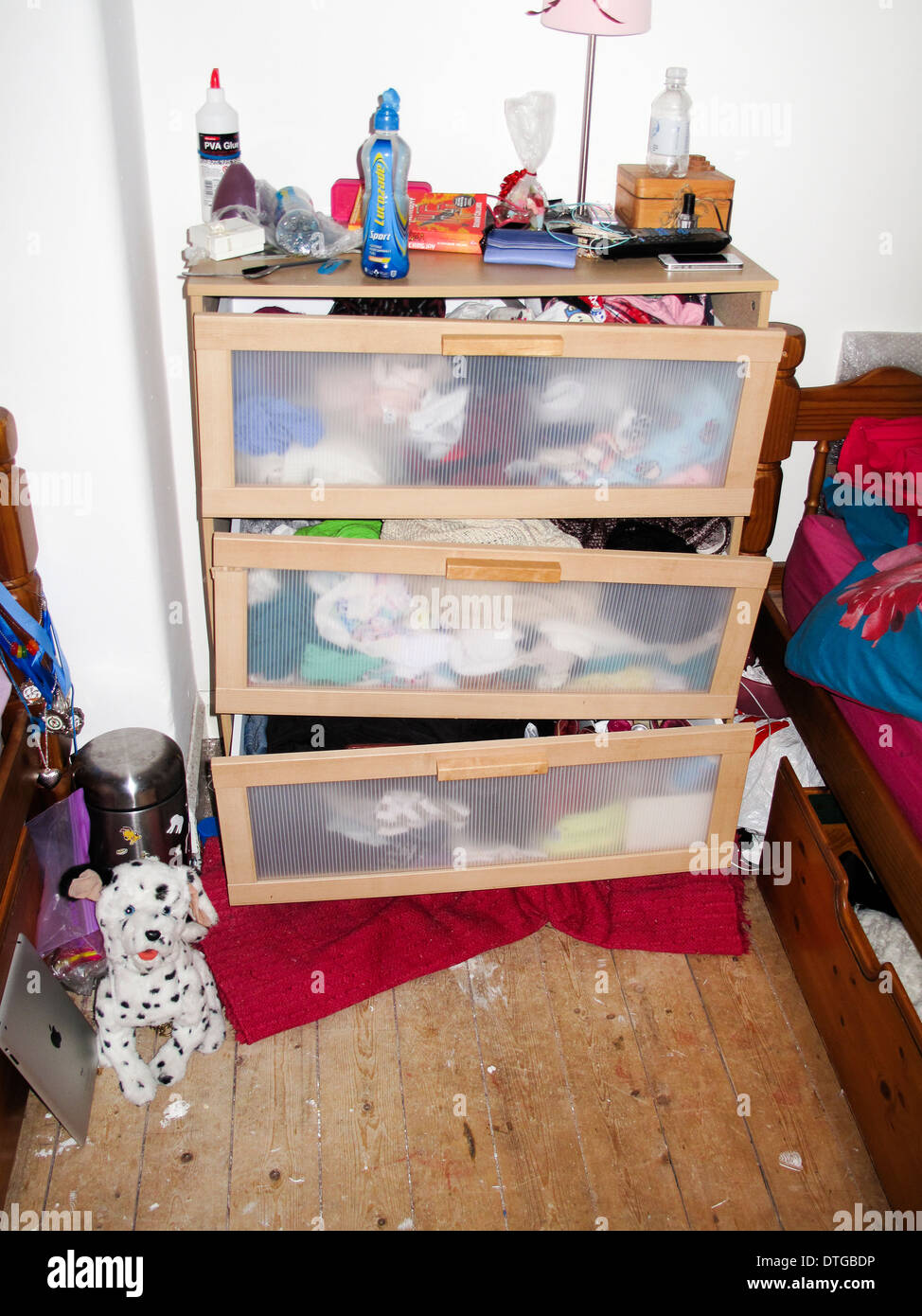 chest of drawers teenage bedroom