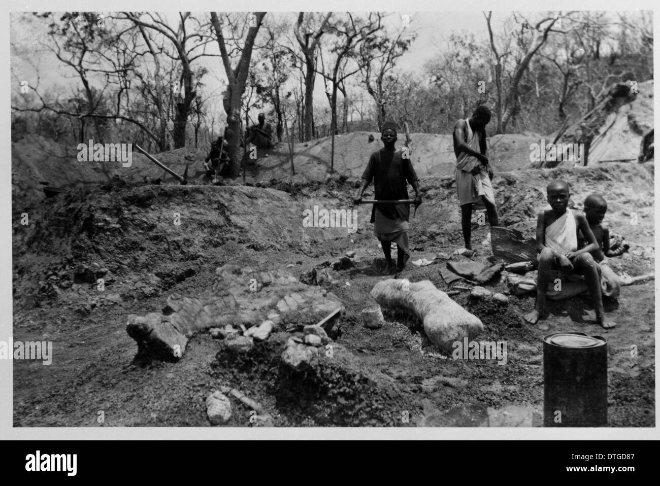 Searching for dinosaur fossils, Tendaguru, 1924 Stock Photo