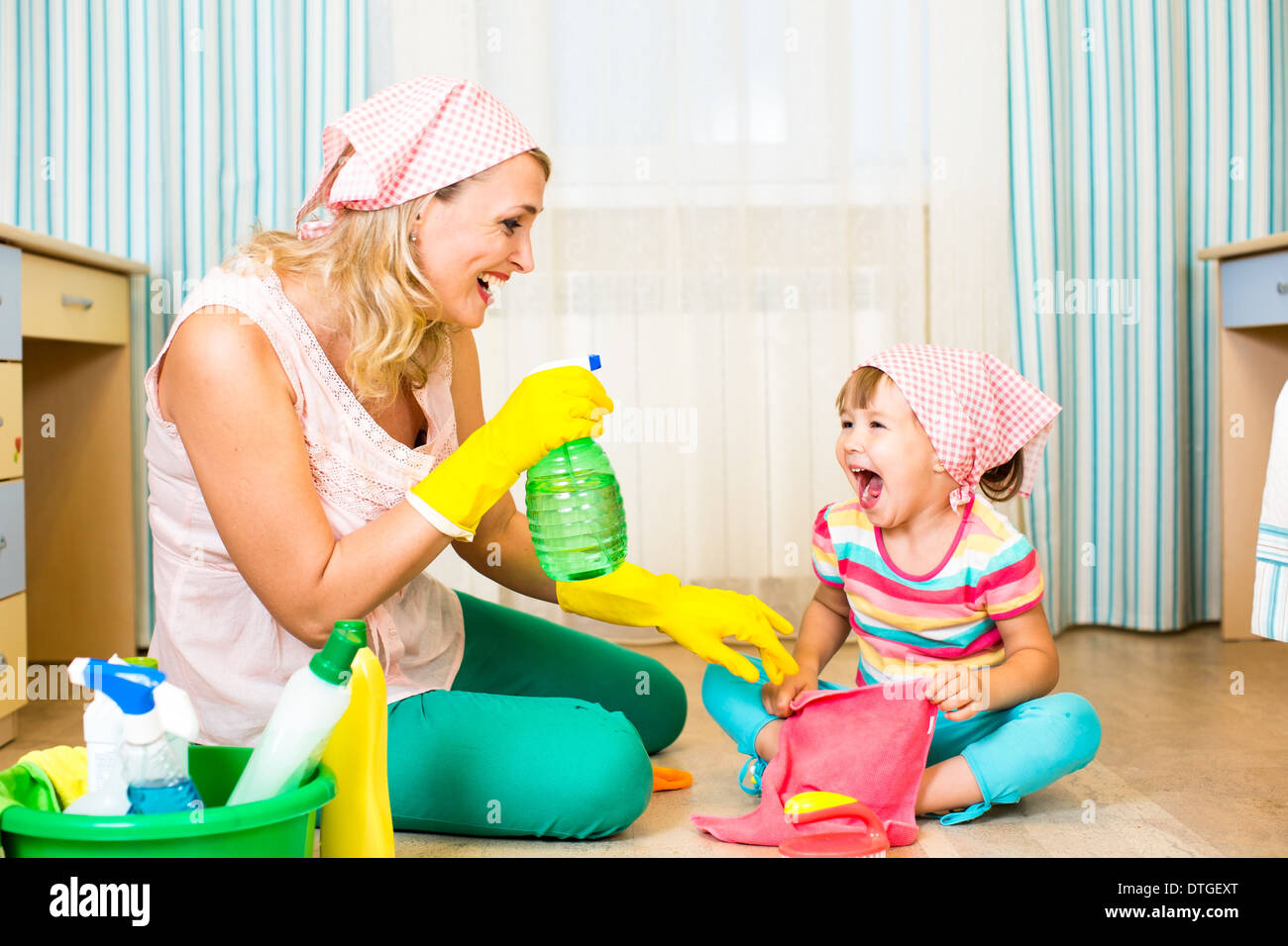 Что нельзя делать в пасху и почему. Хозяйство семьи. Можно ли убираться в воскресенье дома. Девушка убирается. Еженедельная уборка.