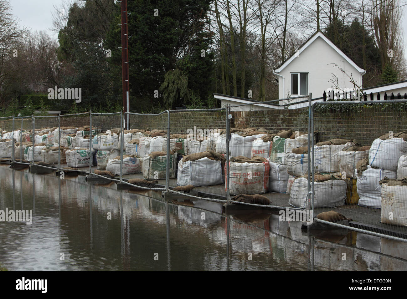 Dachet, Thames Valley, UK . 17th Feb, 2014. A wall of Sandbags protecting homes outside the village Credit:  Zute Lightfoot/Alamy Live News Stock Photo