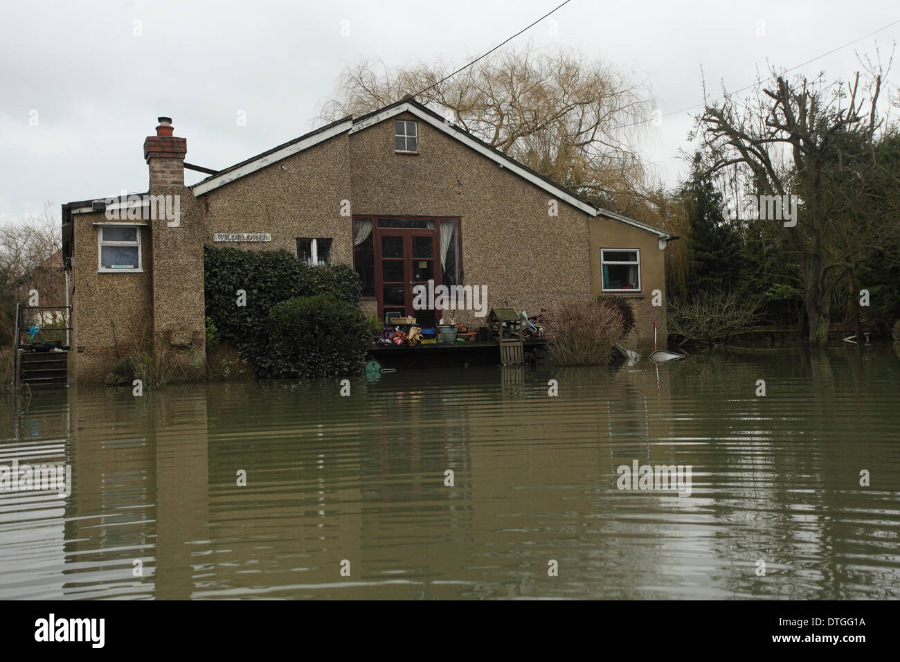 Thames Valley, UK . 17th Feb, 2014. Flooded homes in Wraysbury near Staines. Flood waters remain high a week after the flooding across the Thames valley. Credit:  Zute Lightfoot/Alamy Live News Stock Photo