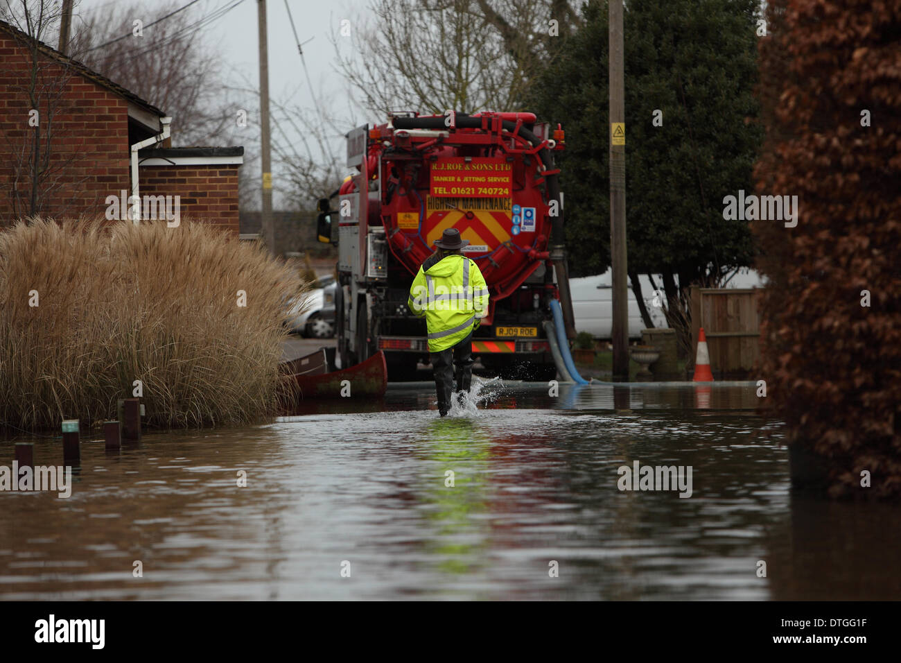 Ham Island, Thames Valley, UK Flood waters surround homes and gardens. Lorry pumps water from the main street on Ham Island Stock Photo