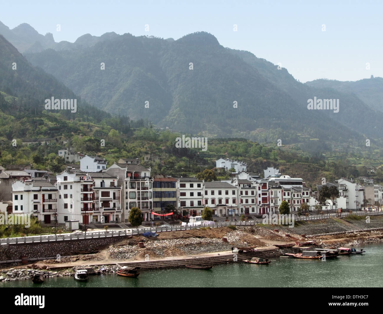 waterside scenery at the Yangtze River in China with houses and boats Stock Photo