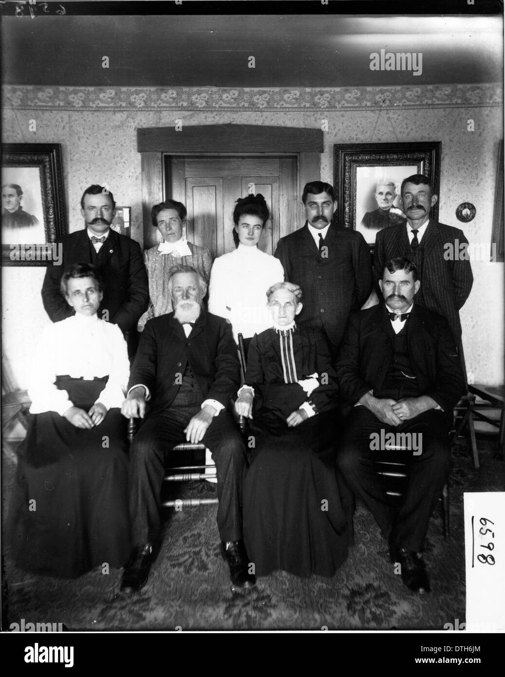 Family portrait old photograph Black and White Stock Photos & Images ...