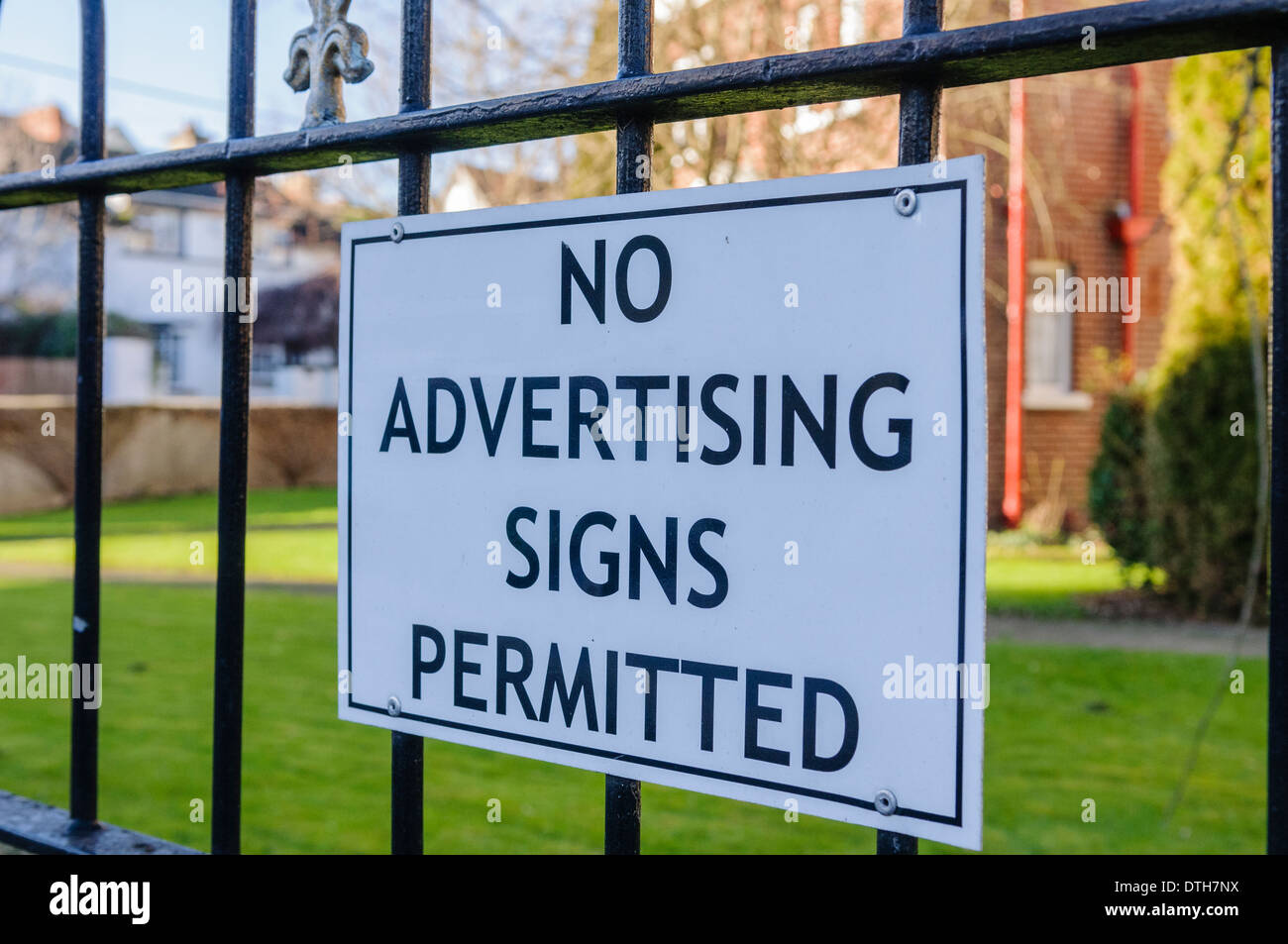 Sign on a fence warning that advertising signs are not permitted Stock Photo