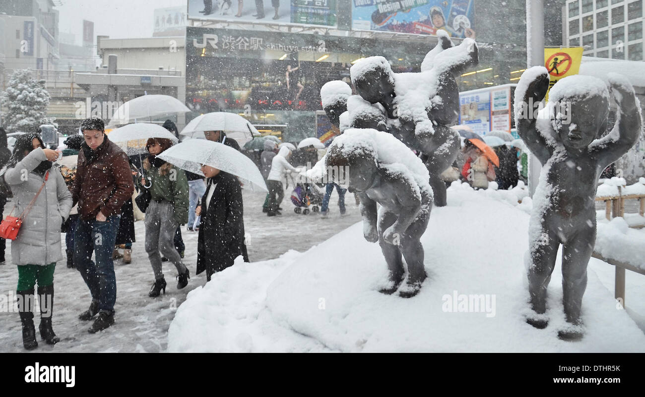 Tokyo hit by heaviest snow since 2014 - The Japan Times