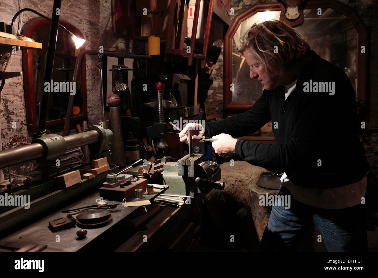 Tom McEwan Jeweler Master Goldsmith making Stock Photo Alamy