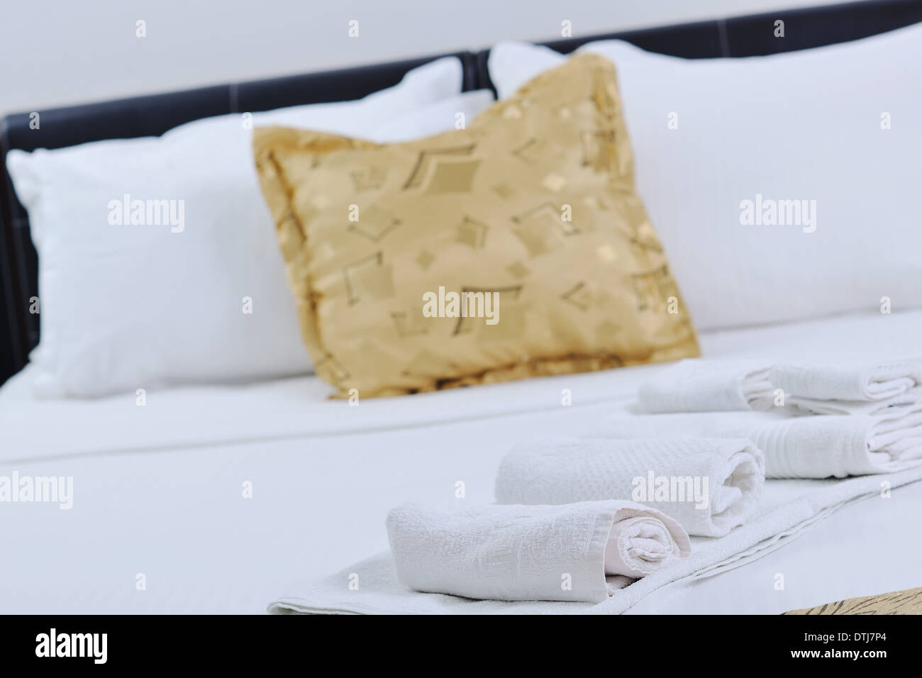 towels in hotel room Stock Photo Alamy