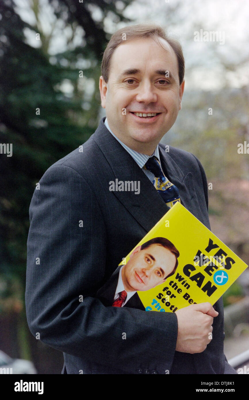 Alex Salmond MP, canvassing for support in Alva, Scotland, 1997 Stock Photo
