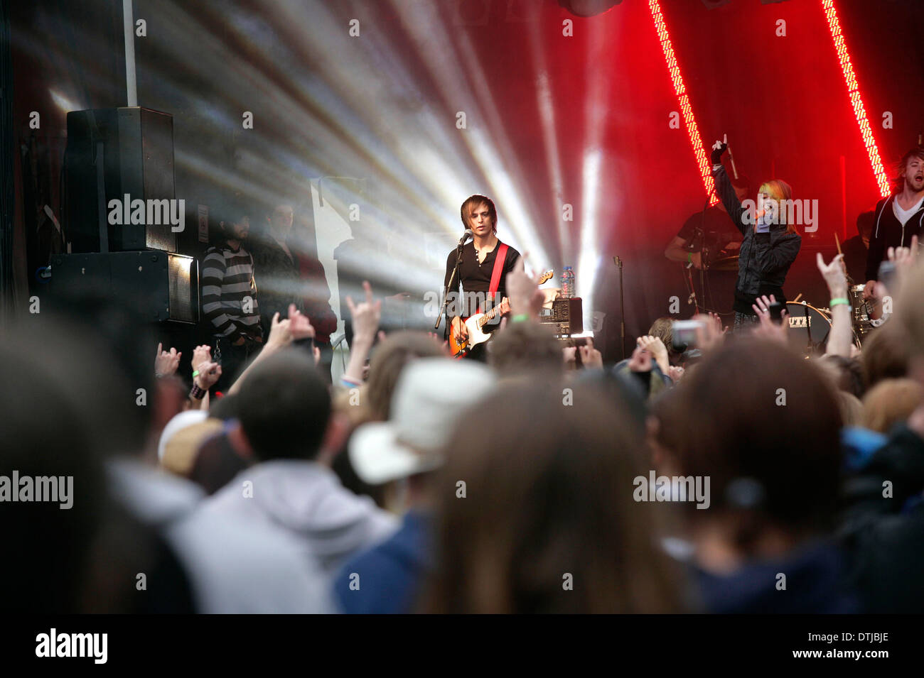 BAND PLAYING AT A ROCK CONCERT Stock Photo Alamy