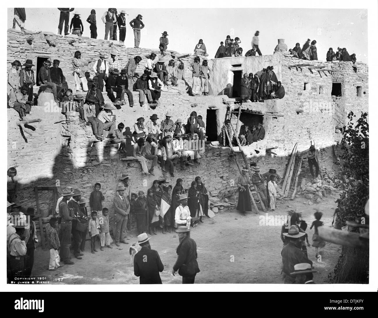 Over one hundred visitors line up on the roofs of the adobe dwellings of the Hopi Indian village of Mishongnovi awaiting the Snake Dance, ca.1901 Stock Photo