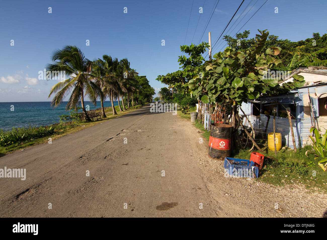 Road along the seaside of San Andres Island, Colombia Stock Photo
