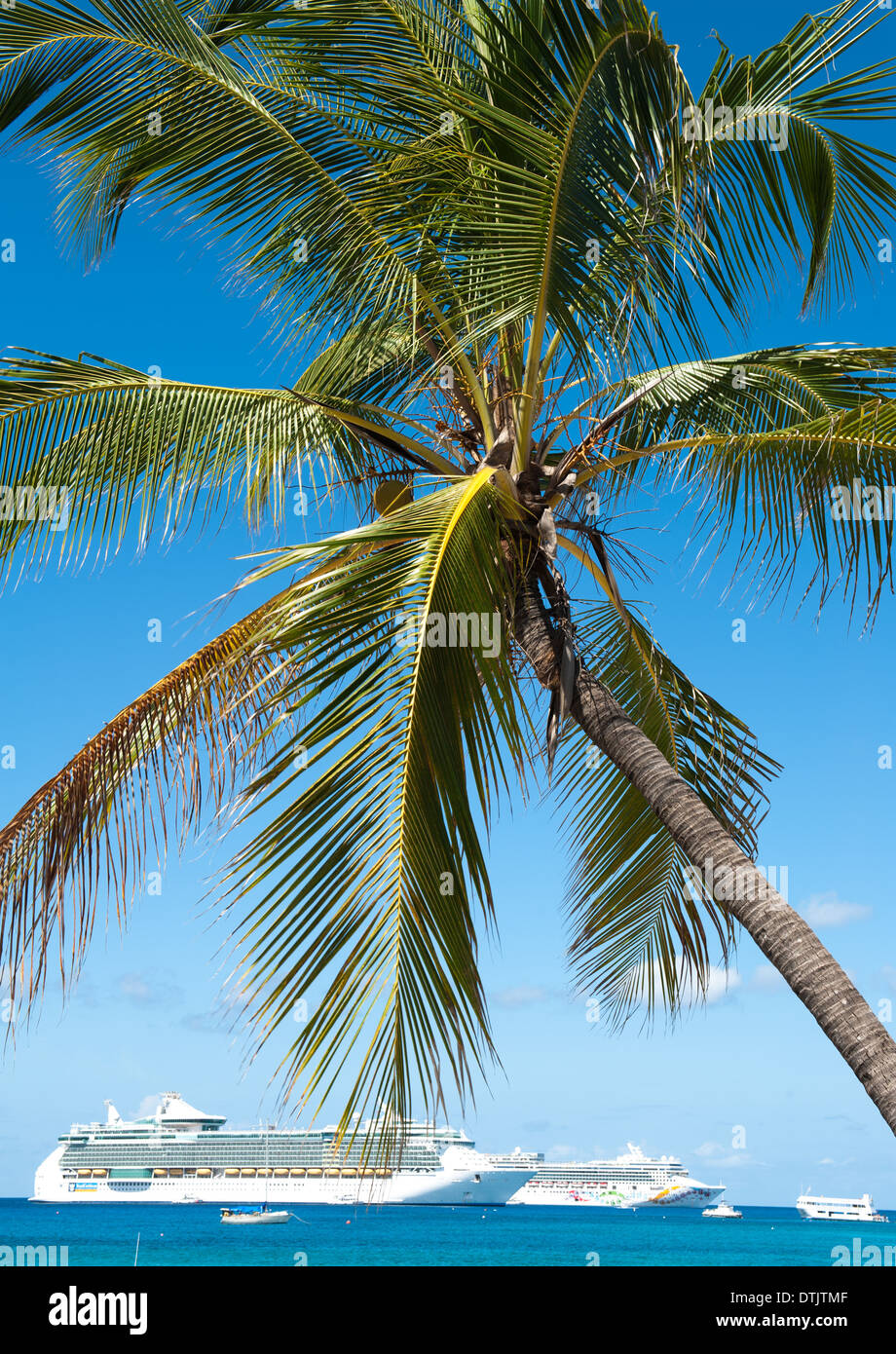 Cruise ships in Cayman Island Stock Photo Alamy