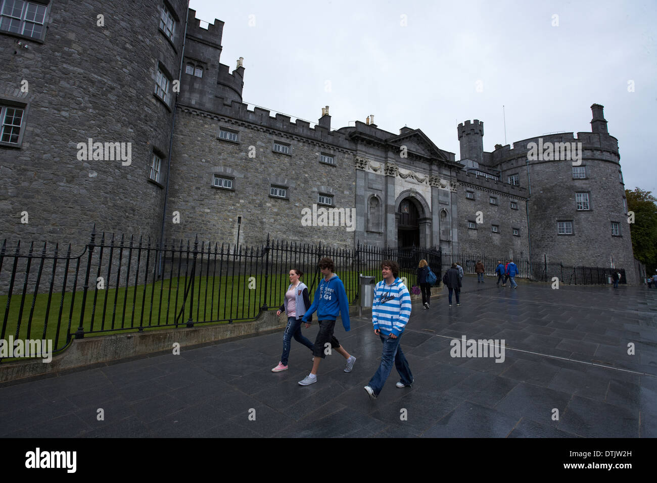 Outside of kilkenny castle hi-res stock photography and images - Alamy