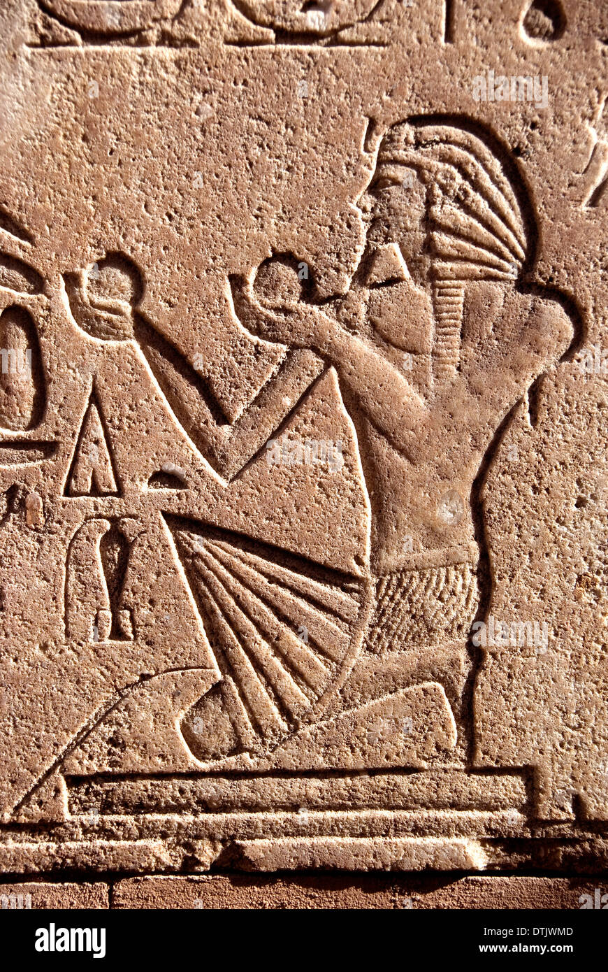 Red Chapel Queen Hatshepsut :the queen offering nu vases Stock Photo
