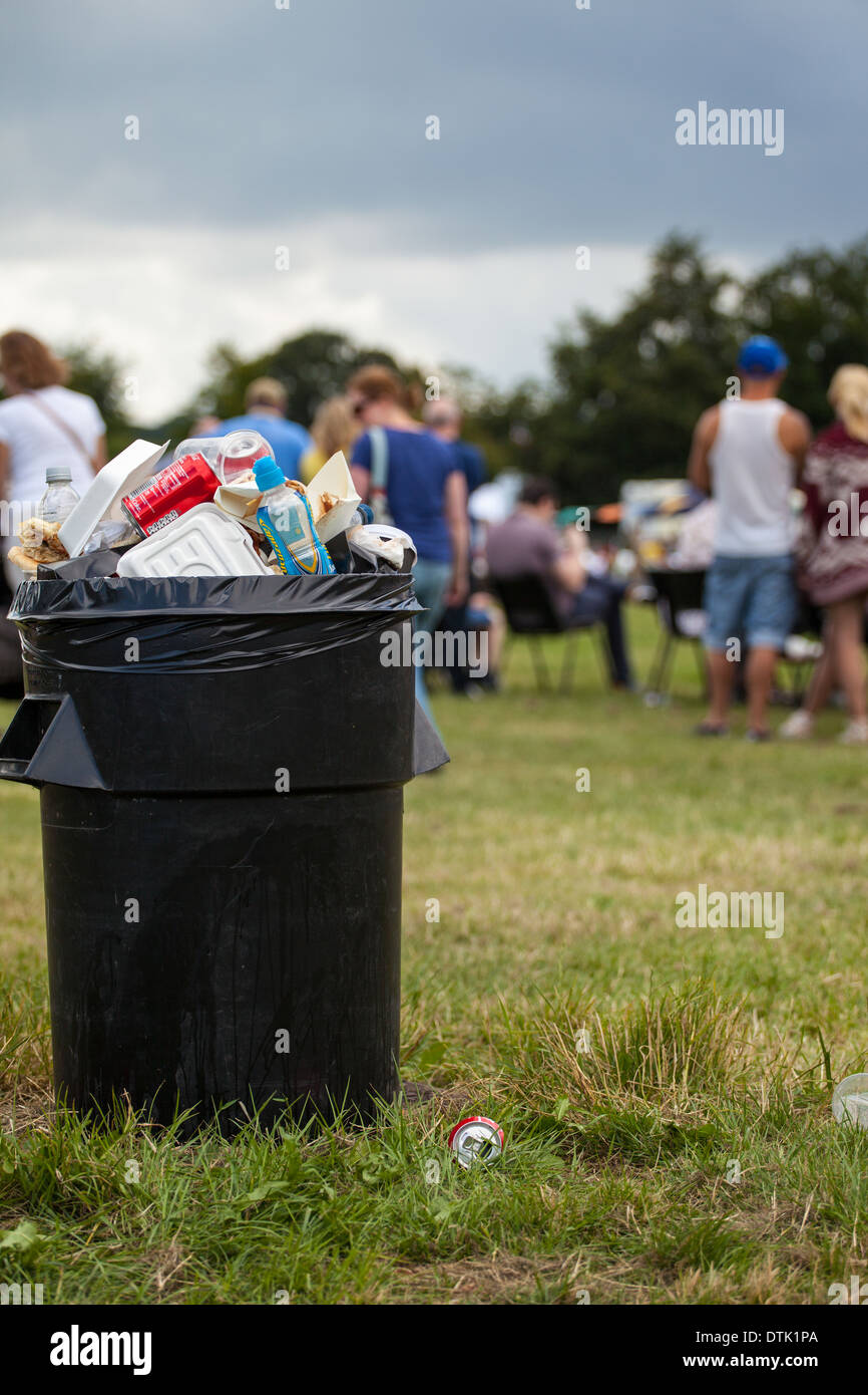 Polystyrene litter overflowing bin hires stock photography and images