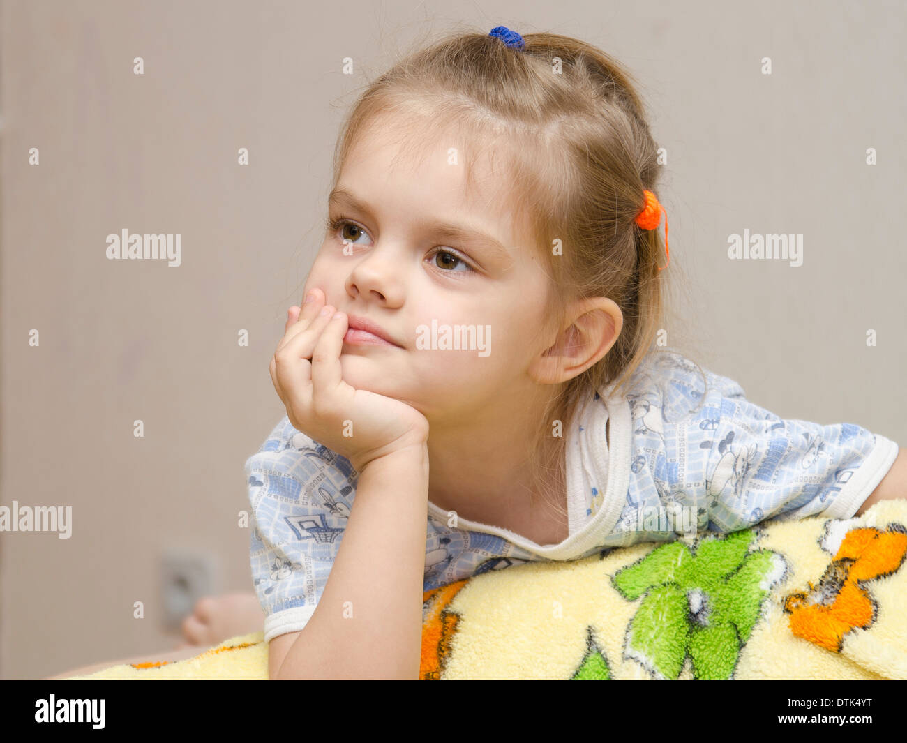 Hand supports the head hi-res stock photography and images - Alamy