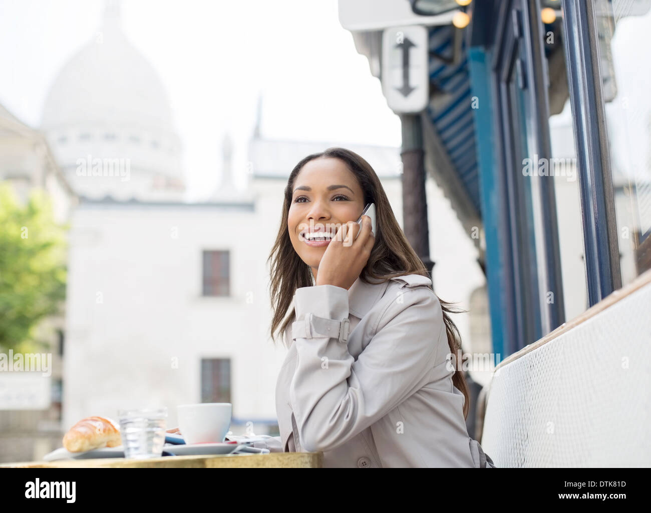 Donna che parla al telefono indossando un giubbotto catarifrangente,  isolato in bianco Foto stock - Alamy