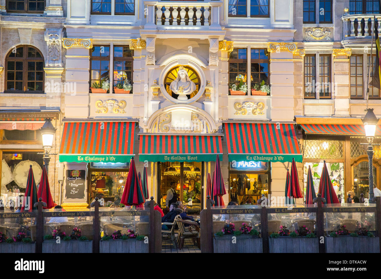 La Chaloupe D'Or - The Golden Boot restaurant in Grote Markt (The Grand Place) in central Brussels at night Stock Photo