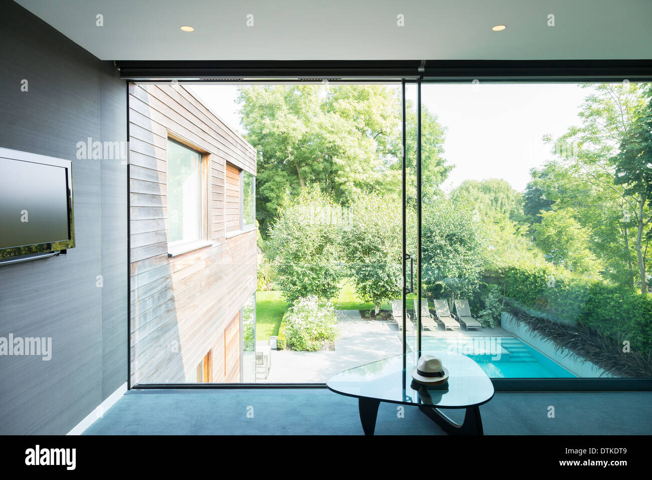 Modern house overlooking swimming pool Stock Photo