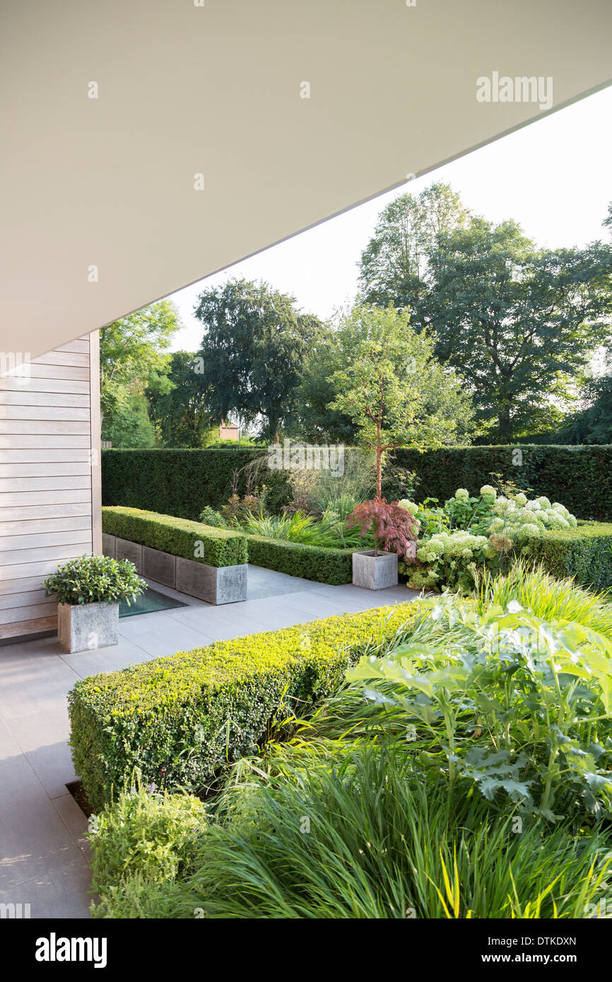 Luxury landscaped garden hi-res stock photography and images - Alamy