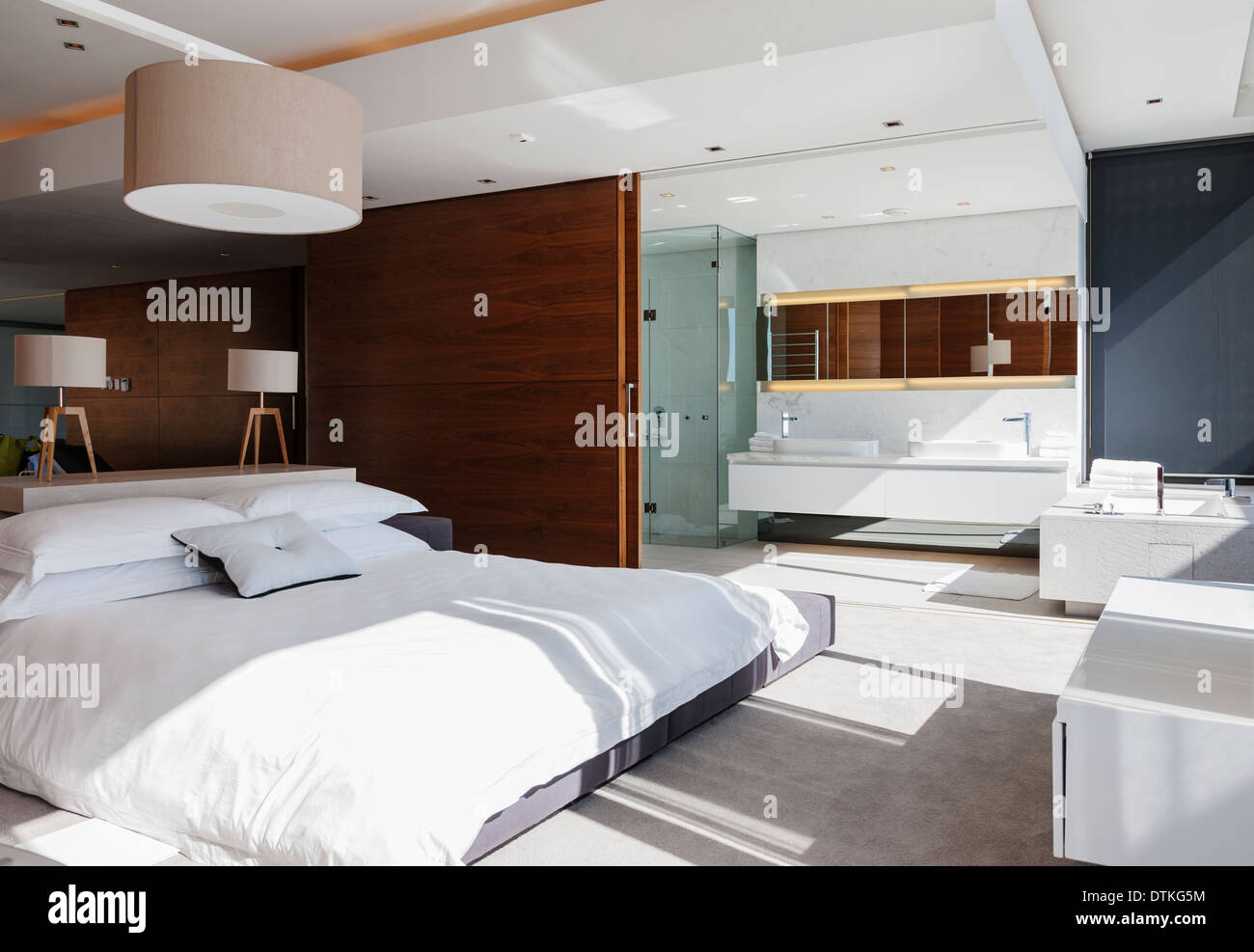 Bedroom and en suite bathroom in modern house Stock Photo