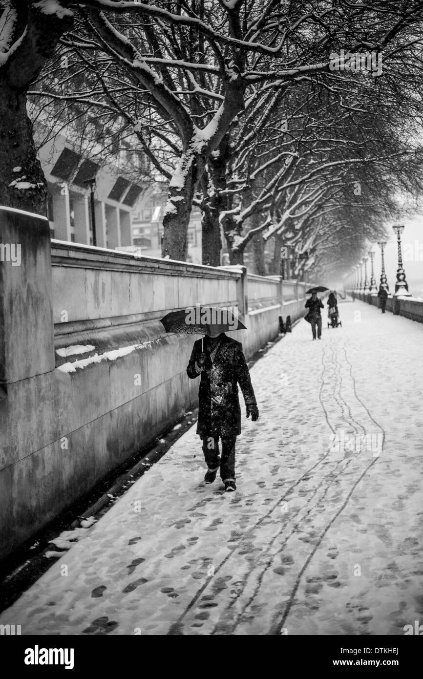 london gentleman walking in the snow - winter time london Stock Photo