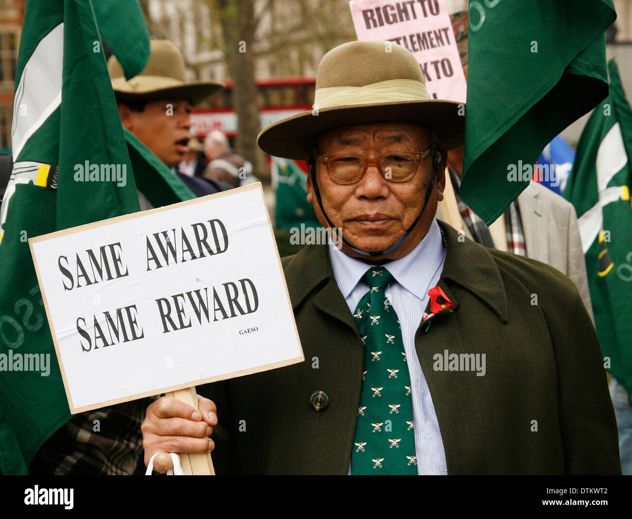 Gurkha protesting in Parliament Square Thursday as Joanna Lumley hands petition in to Downing Street Stock Photo