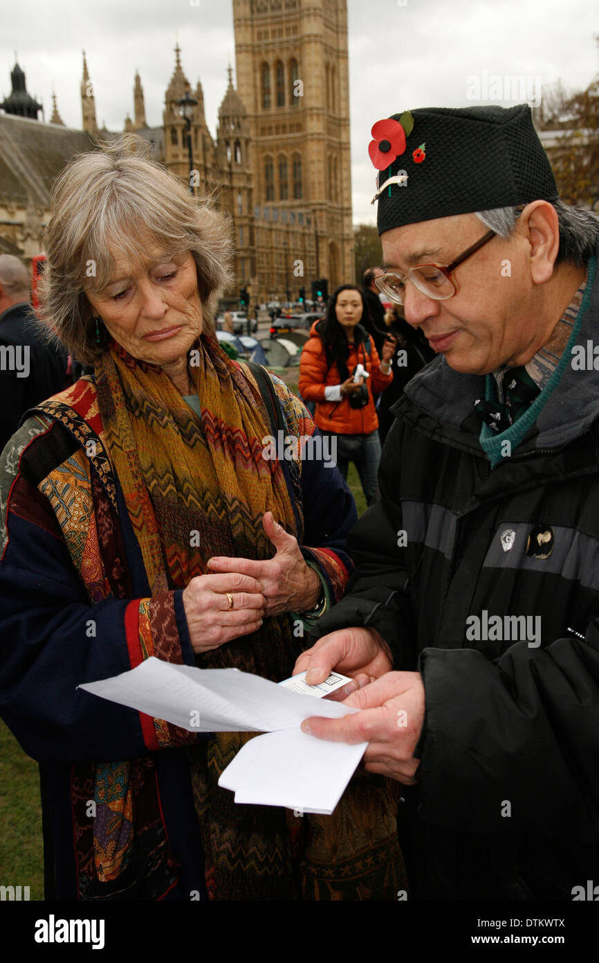 Born Free star Virginia McKenna listens to veteran Gurkha recite poem in Parliament Square Thursday 20 11 08 Stock Photo