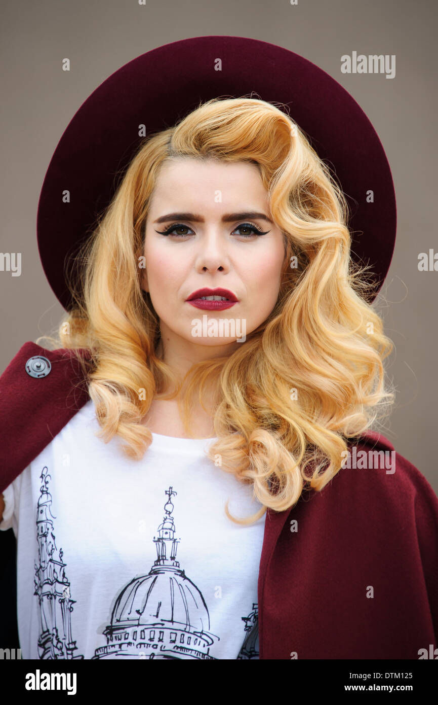 Paloma Faith Arrives For The Burberry Prorsum Womenswear Stock Photo Alamy