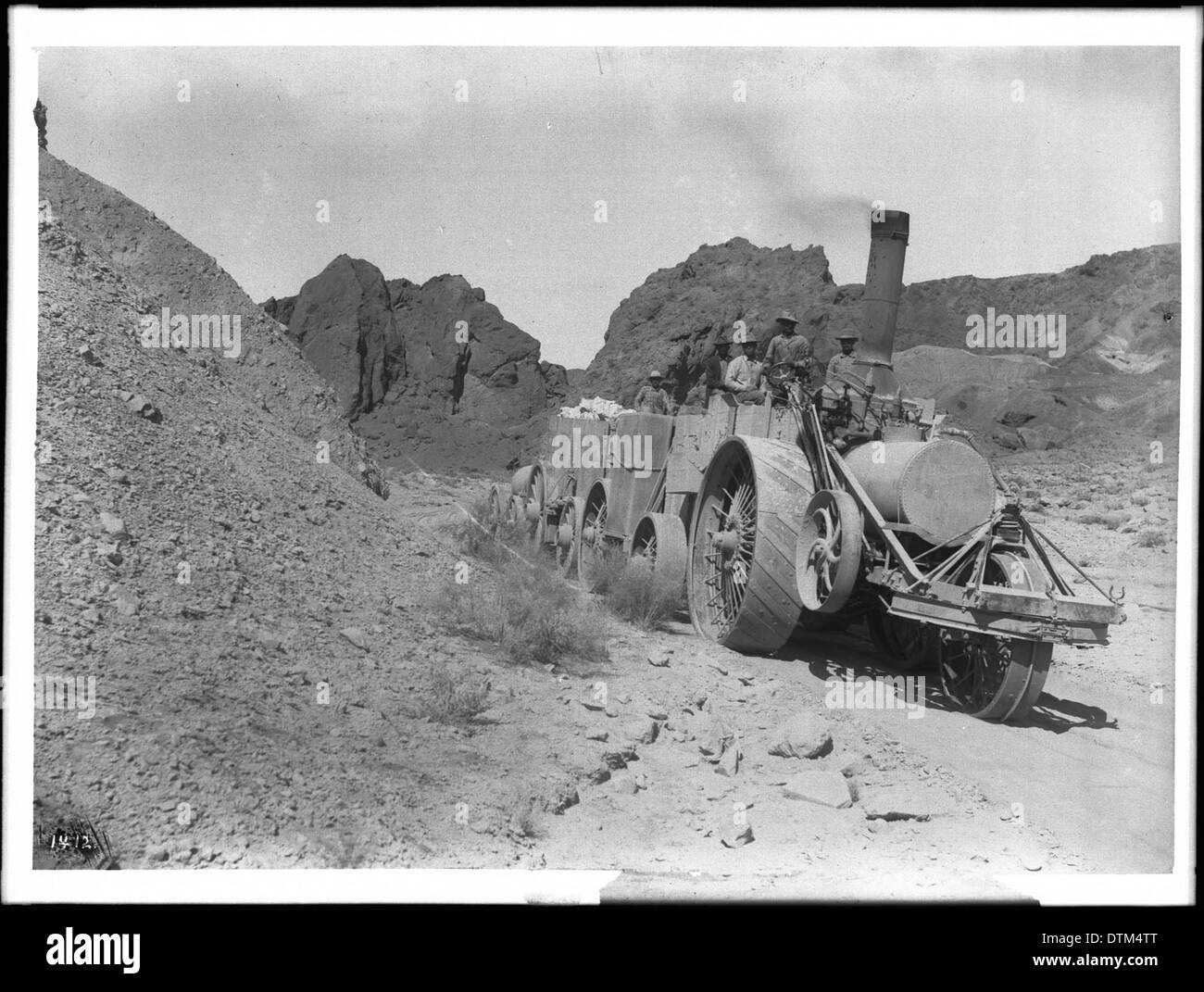 Traction steam engine hauling borax, ca.1900 Stock Photo Alamy
