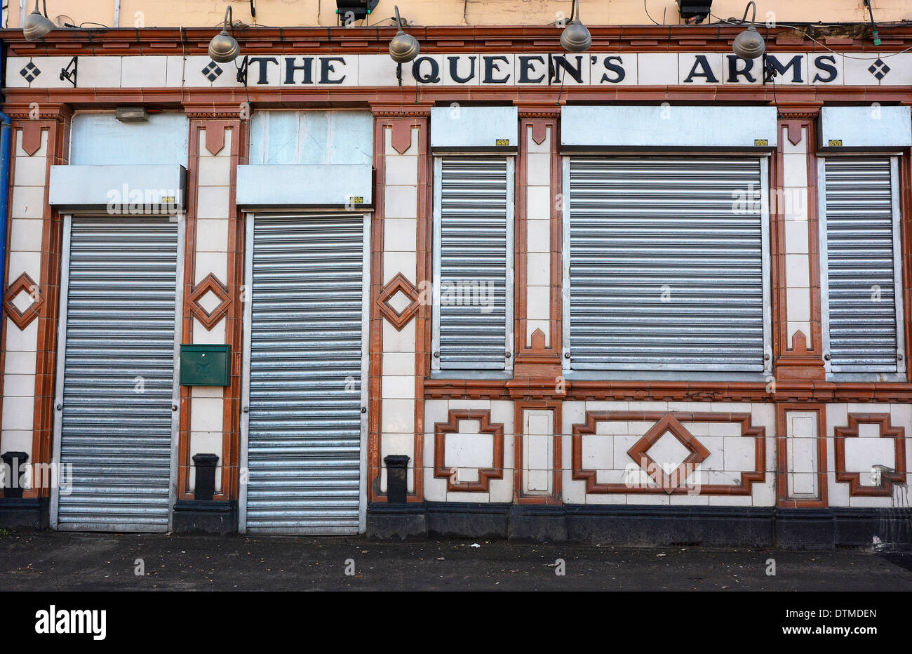 A boarded up public house in Smethwick, Birmingham.Photo by John Robertson, ©2014. Stock Photo