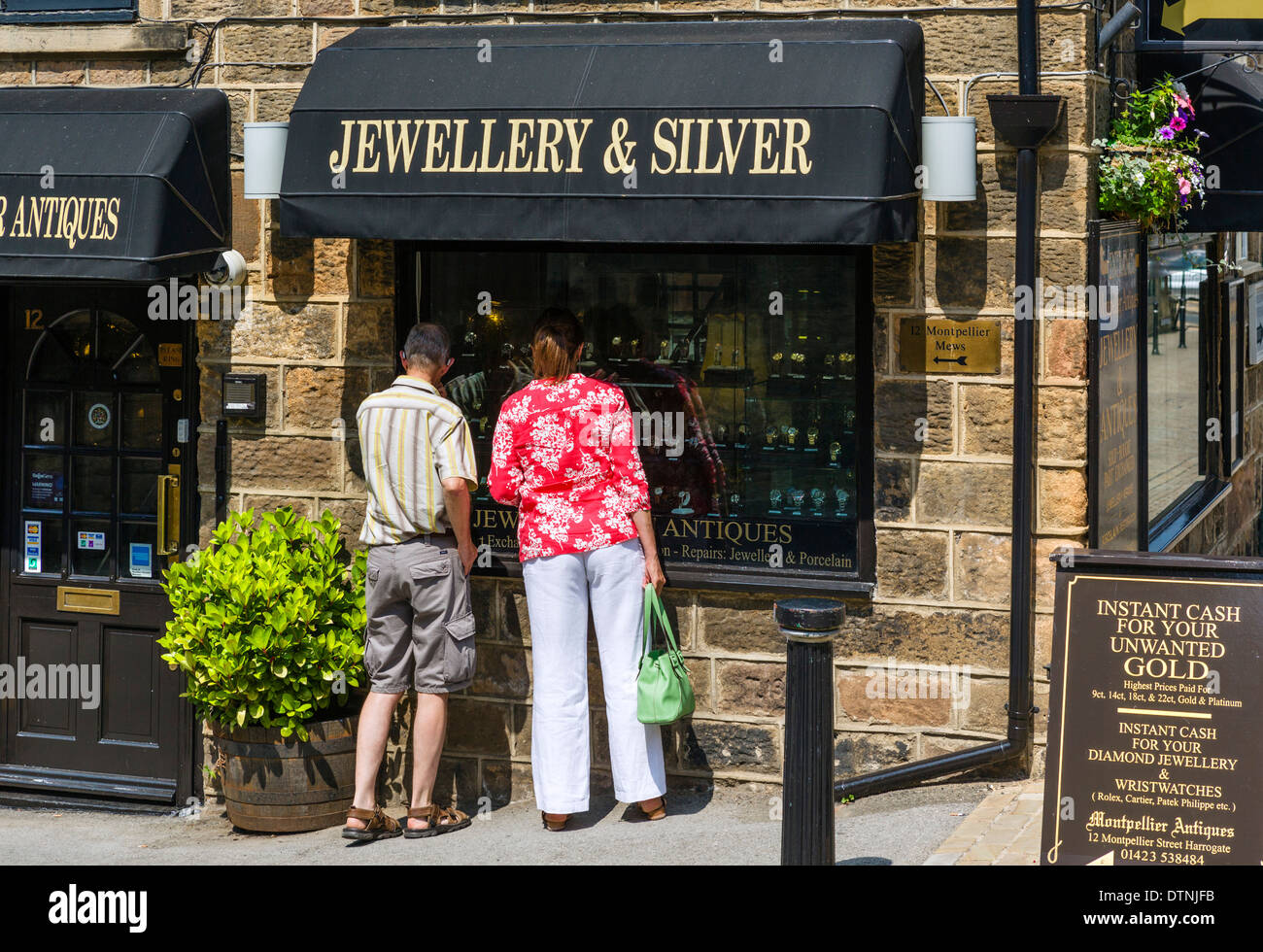 Jewellery shop couple hi-res stock photography and images - Alamy