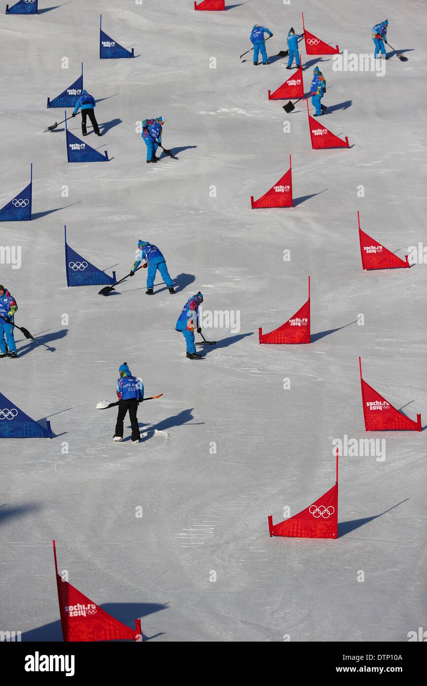 Sochi, Russia. 22nd February 2014. Workers prepare the track prior to the Snowboard Parallel Slalom (PSL) of the Snowboard event in Rosa Khutor Extreme Park at the Sochi 2014 Olympic Games, Krasnaya Polyana, Russia, 22 February 2014. Photo: Daniel Karmann/dpa/Alamy Live News Stock Photo