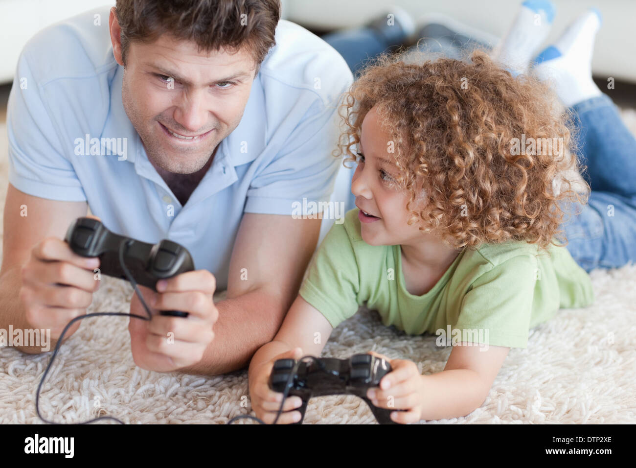 Играет с папой сестры. Папа играет в телефон. Играть в Видеоигры. Картинка мальчик с папой играют в компьютерные игры. Девочка играет с папой.