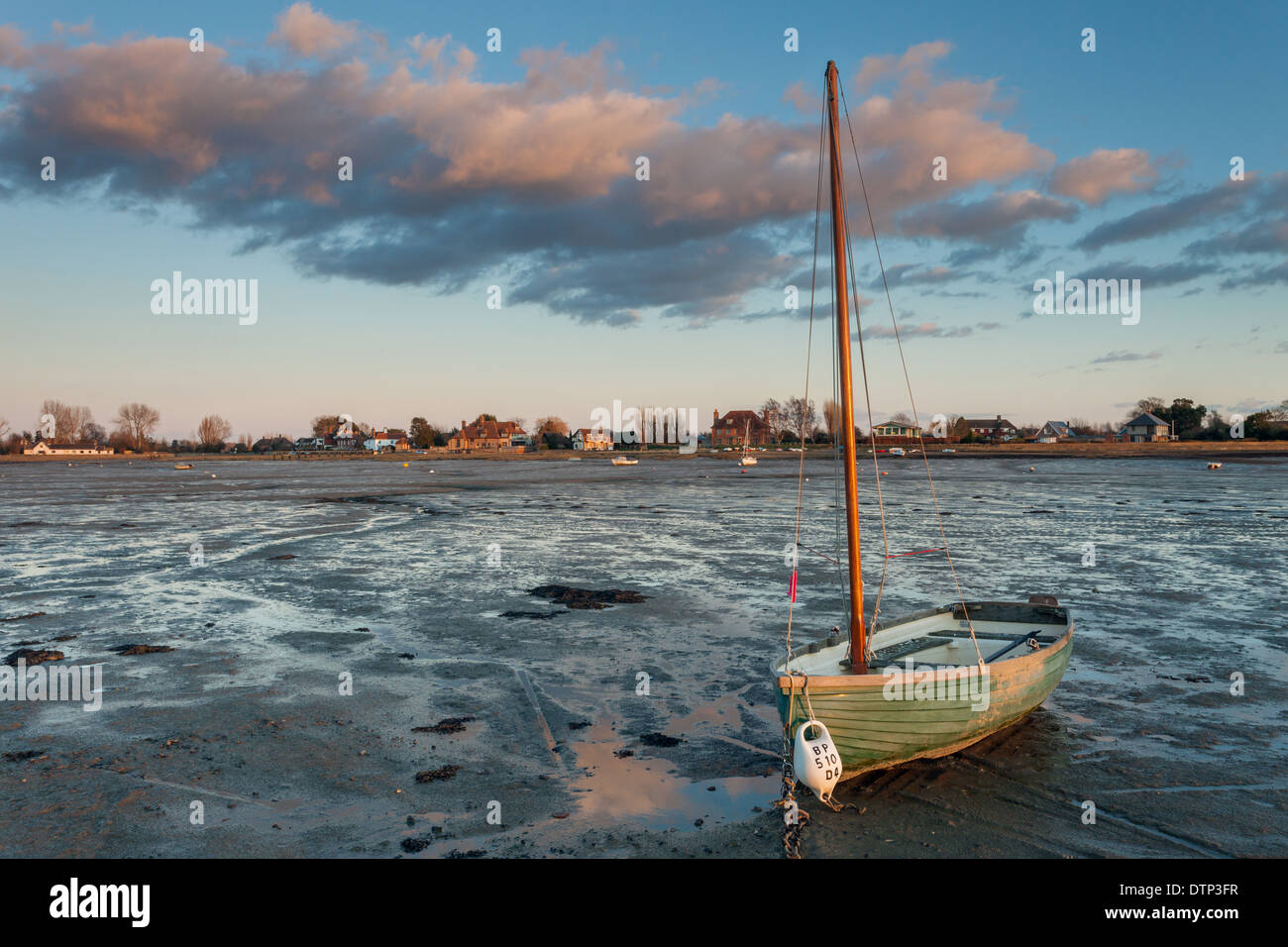 bosham-harbour-at-low-tide-west-sus-england-stock-photo-alamy