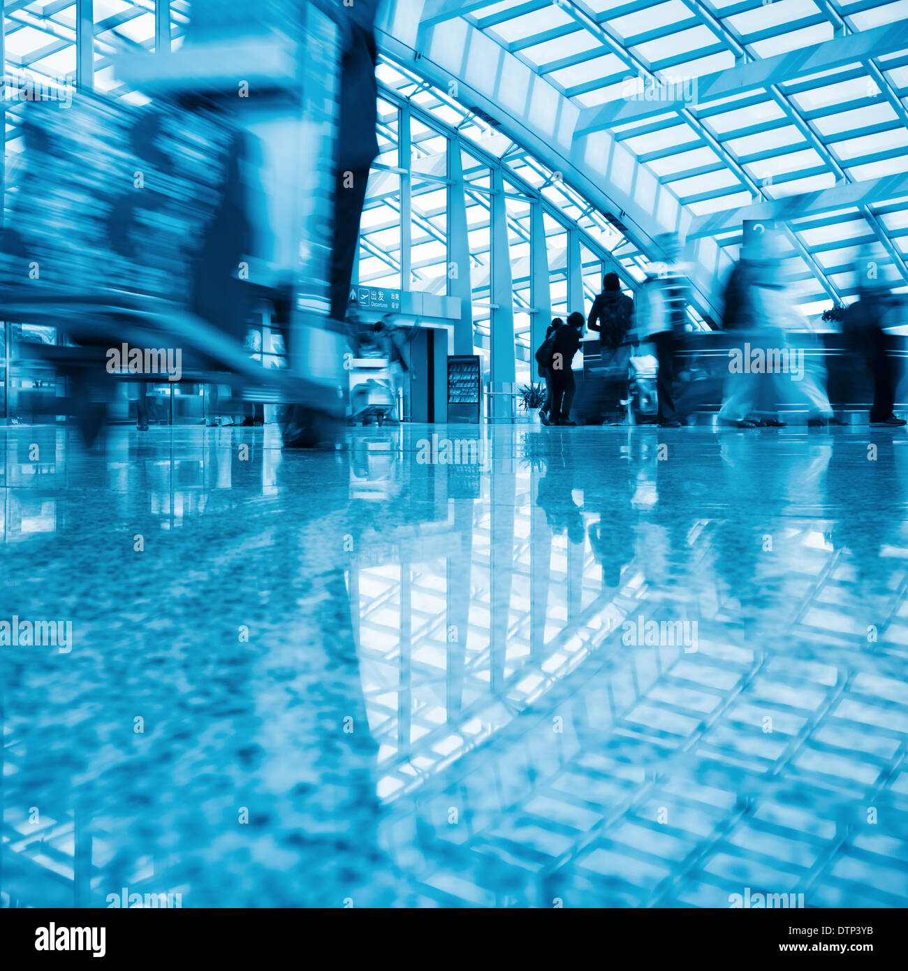Passengers walking airport terminal hi-res stock photography and images ...