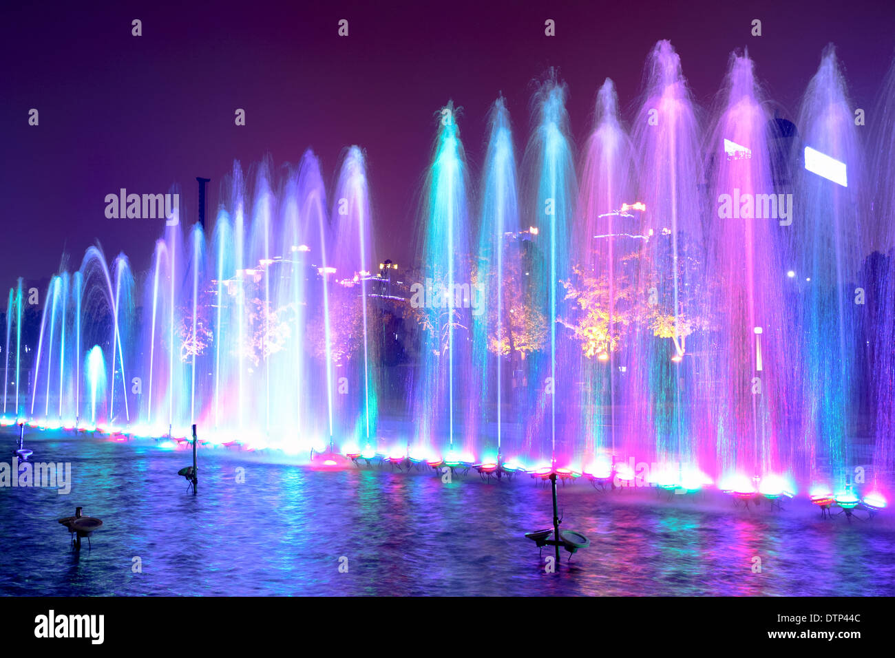 Fountain water flow hires stock photography and images Alamy