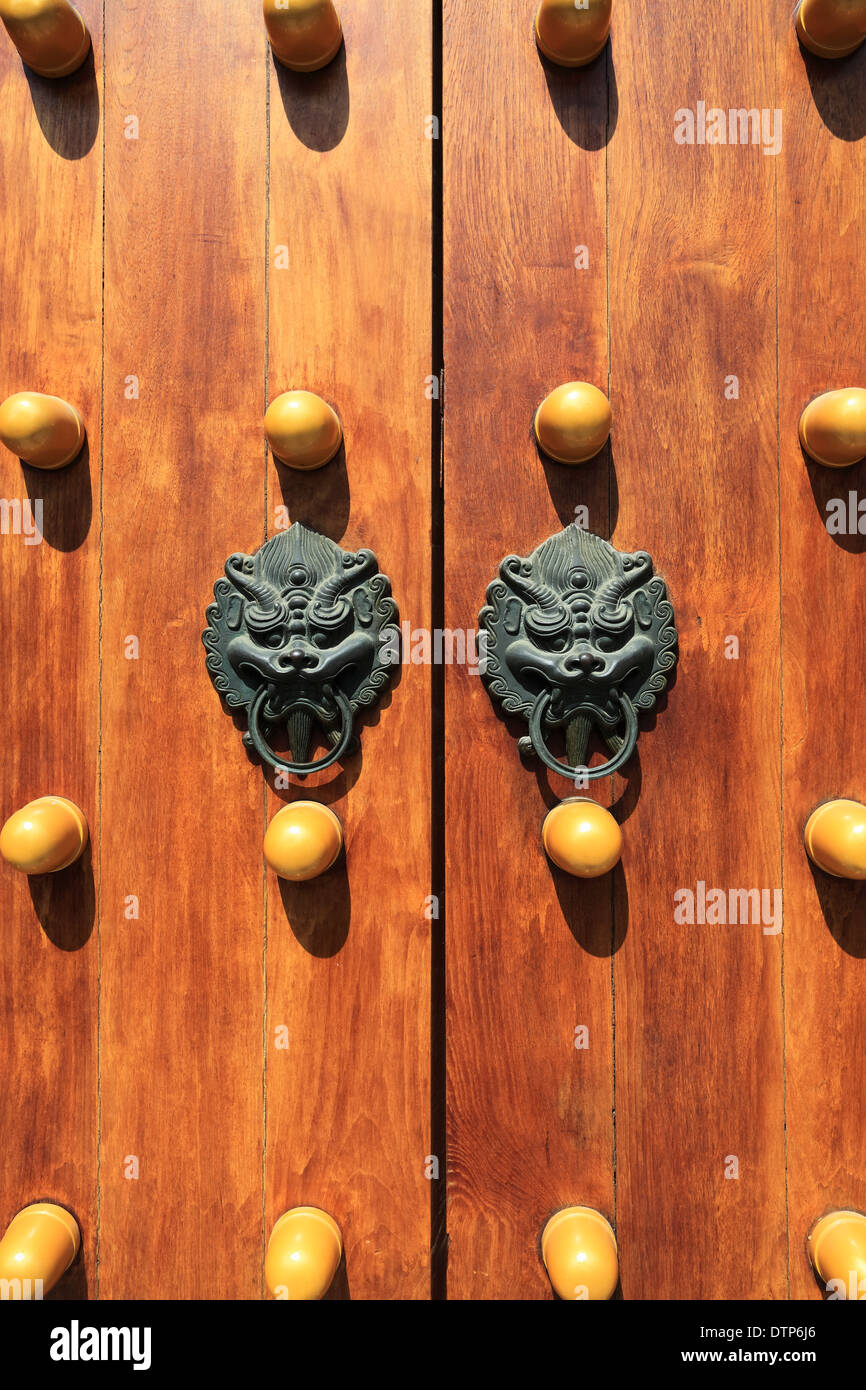 chinese traditional wooden door Stock Photo Alamy