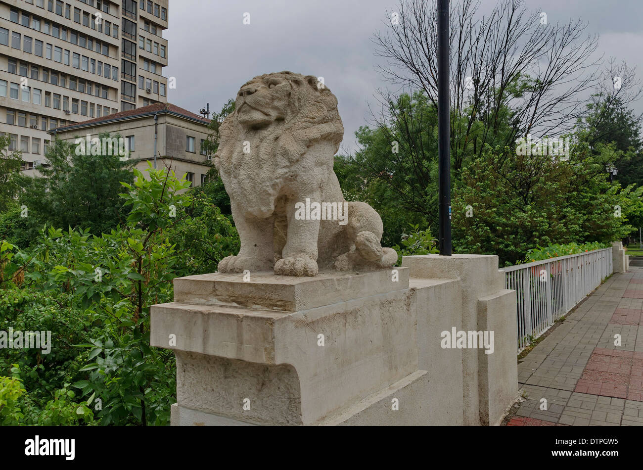 Lion bridge statue sculpture hires stock photography and images Alamy